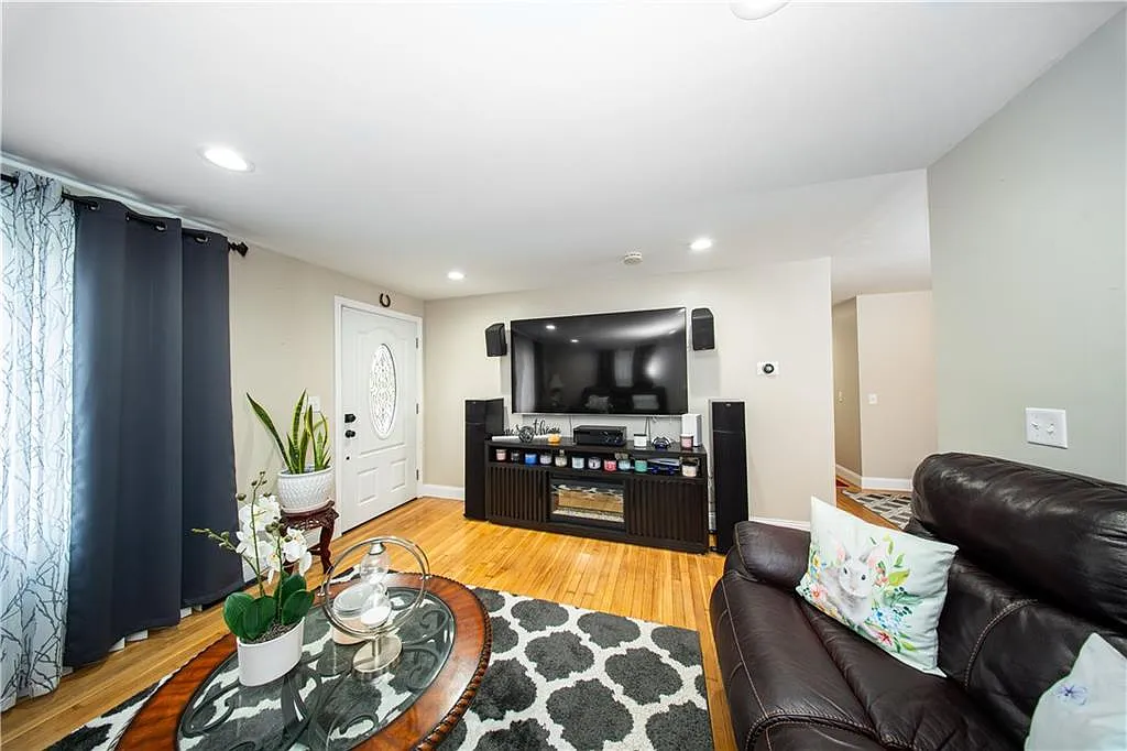 2e4771b7d58c3a968c0b789e70768b33-uncropped_scaled_within_1536_1152